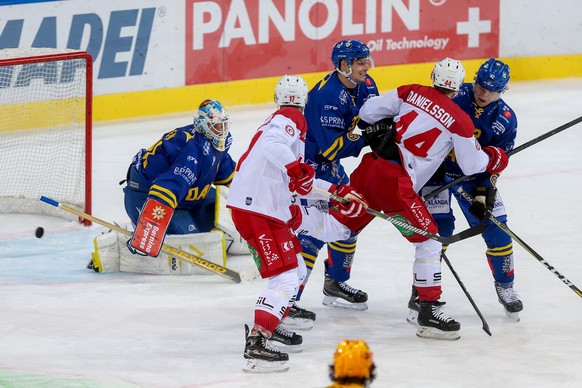 Der Lausanner Loic In-Albon, 2.v.l., erzielt den Treffer zum 0:2 gegen Davos Goalie Gilles Senn, links, ohne eingreifen von Marco Forrer, 3.v.r., Nicklas Danielsson, 2.v.r., und Tim Grossniklaus, rech ...