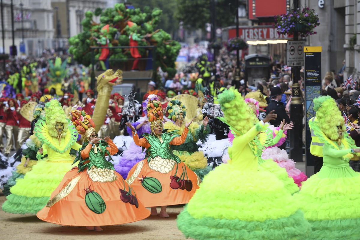 epa09997515 Performers in costumes parade during the Platinum Pageant celebrating the Platinum Jubilee of Britain's Queen Elizabeth II in London, Britain, 05 June 2022. The Pageant is the final e ...