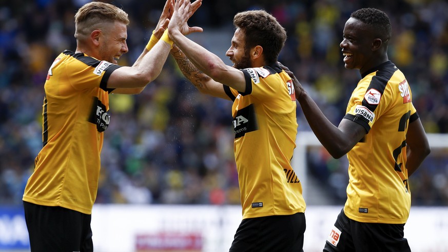 YBs Miralem Sulejmani jubelt nach seinem Tor zum 2-1 mit den Teamkollegen Yoric Ravet, links, und Denis Zakariaim Super League Spiel zwischen dem BSC Young Boys Bern und dem FC Luzern, am Sonntag, 14. ...