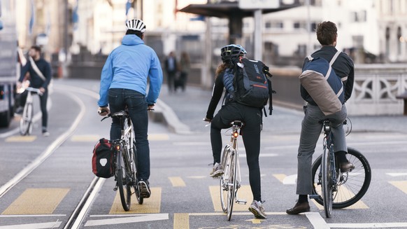 ARCHIV -- ZU DEN EIDGENOESSISCHEN ABSTIMMUNGEN VOM SONNTAG, 23. SEPTEMBER 2018, UEBER DIE VELO INITITAVE, STELLEN WIR IHNEN FOLGENDES BILDMATERIAL ZUR VERFUEGUNG -- Cyclists on Limmatquai street in Zu ...