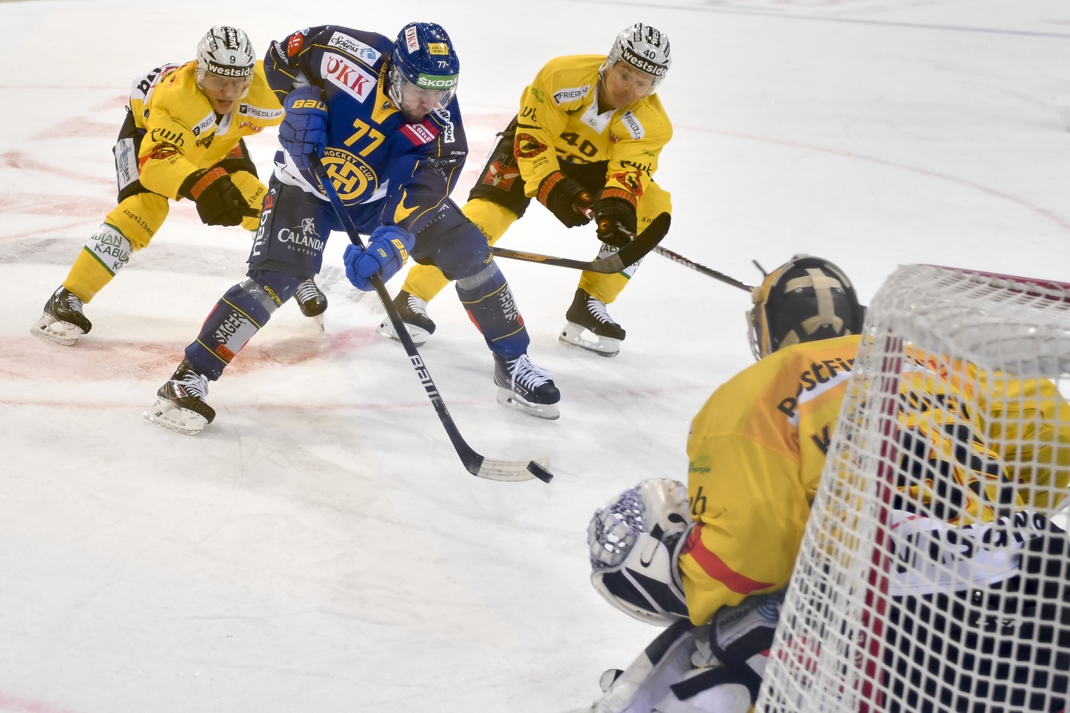 Der Davoser Teemu Turunen (FIN), Mitte gegen die Berner Mika Henauer, links und Jan Neuenschwander, rechts sowie dem Goalie Tomi Karhunen, im ersten Eishockey-Pre-Playoff Qualifikationsspiel der Natio ...