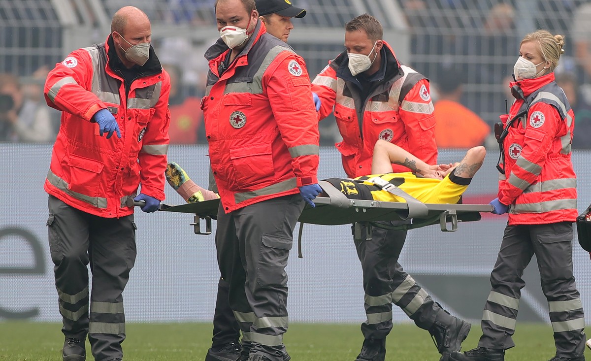 epa10189923 Dortmund's Marco Reus is taken off the pitch after picking up an injury during the German Bundesliga soccer match between Borussia Dortmund and Schalke 04 in Dortmund, Germany, 17 Sep ...