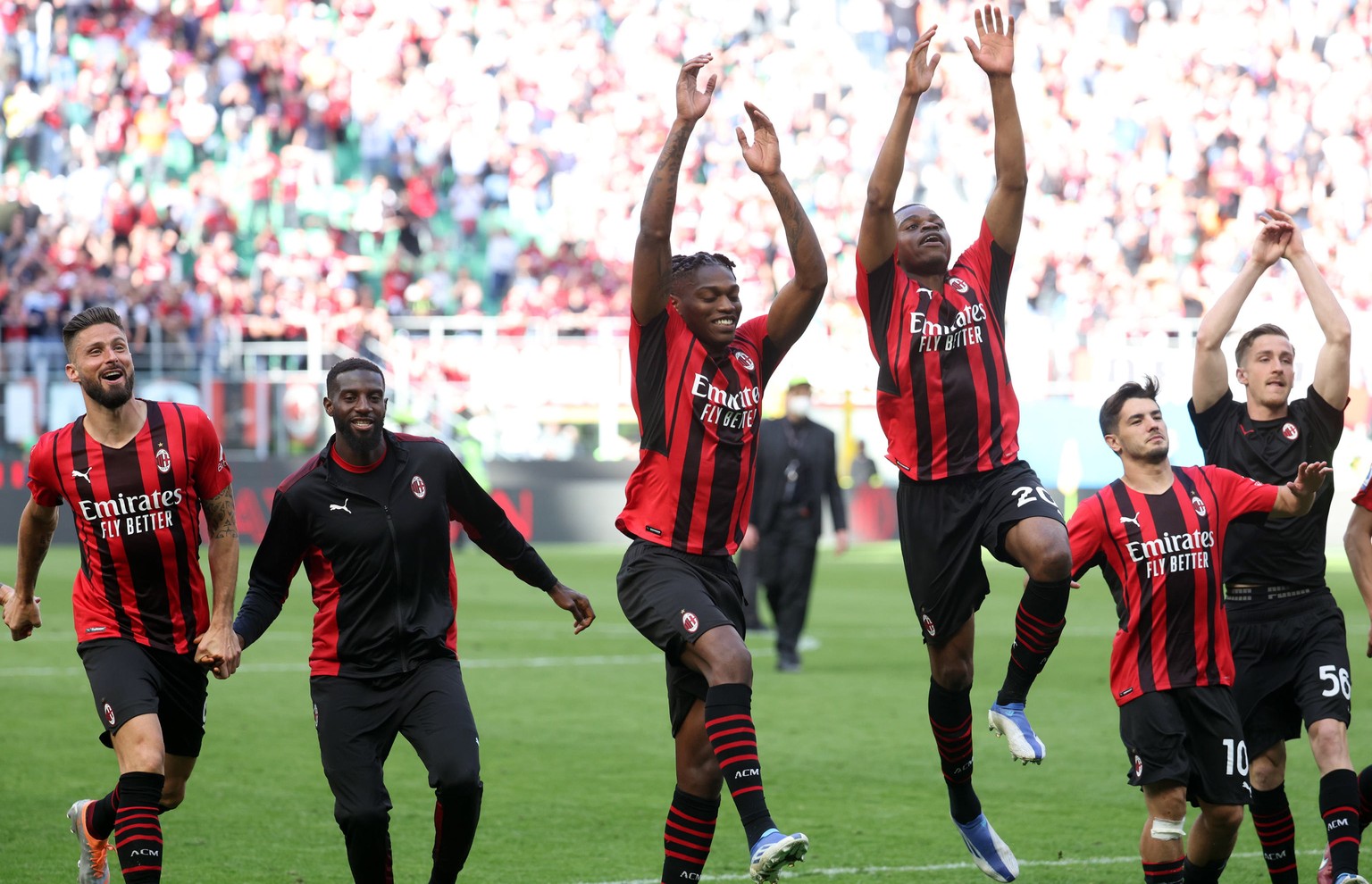 epa09920770 Milan players celebrate after the Italian Serie A soccer match between AC Milan and Fiorentina at Giuseppe Meazza stadium in Milan, Italy, 01 May 2022. EPA/MATTEO BAZZI