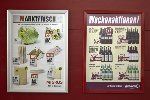 Aktionen der Detailhaendler Migros und Denner haengen am 3. Maerz 2011 an einer Wand in einem Einkaufscenter in Rueschlikon, Kanton Zuerich. (KEYSTONE/Gaetan Bally)