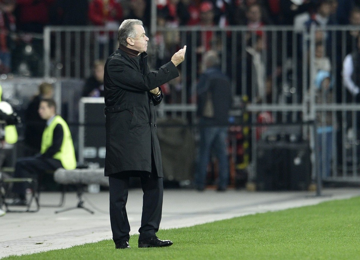 Ottmar Hitzfeld, Trainer der Schweizer Fussball Nationalmannschaft, gestikuliert im WM Qualifiaktionsspiel zwischen der Schweiz und Norwegen am Freitag, 12. Oktober 2012, im Stade de Suisse in Bern. ( ...