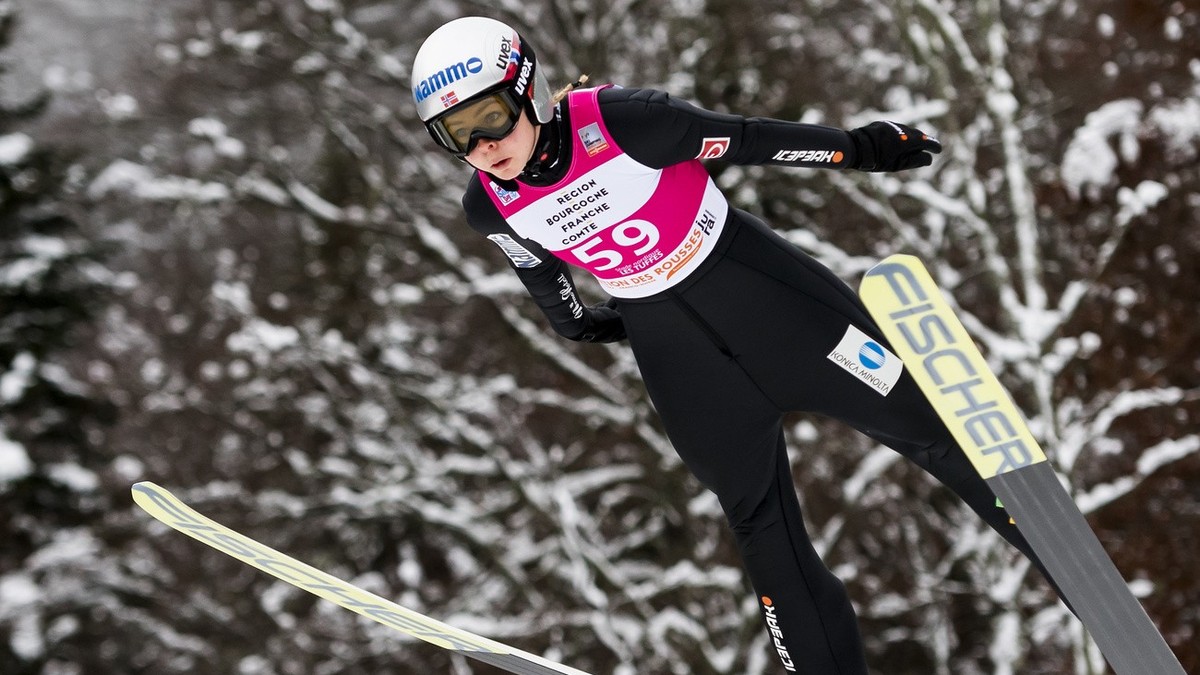 Maren Lundby, Norvege, 2eme place, saute sur le nouveau tremplin de 90 metres lors de la coupe du monde FIS de saut a skis feminin ce dimanche 16 decembre 2018 au stade nordique des Tuffes, dans la st ...