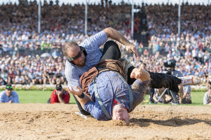 Joel Wicki, unten, und Matthias Aeschbacher, oben, nach dem Schlussgang am Eidgenoessischen Schwing- und Aelplerfest (ESAF) in Pratteln, am Sonntag, 28. August 2022. (KEYSTONE/Urs Flueeler).
