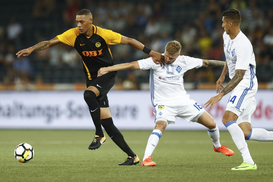 YB&#039;s Guillaume Hoarau, left, fights against Dynamo Kiev&#039;s Nikita Korzun, during the UEFA Champions League third qualifying round, second leg match between Switzerland&#039;s BSC Young Boys a ...