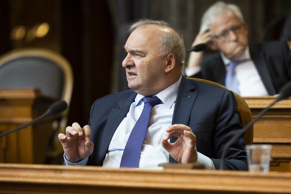 Alex Kuprecht, SVP-SZ, vorne, und Hans Stoeckli, SP-BE, waehrend der Fruehlingssession der Eidgenoessischen Raete, am Donnerstag, 17. Maerz 2022, im Staenderat in Bern. (KEYSTONE/Peter Klaunzer)