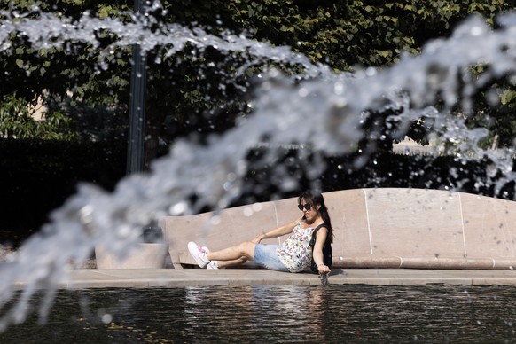 epaselect epa10849649 A person touches the water in a fountain on the National Mall during a heat wave in Washington, DC, USA, 08 September 2023. Washington DC experienced a record-setting heat wave t ...