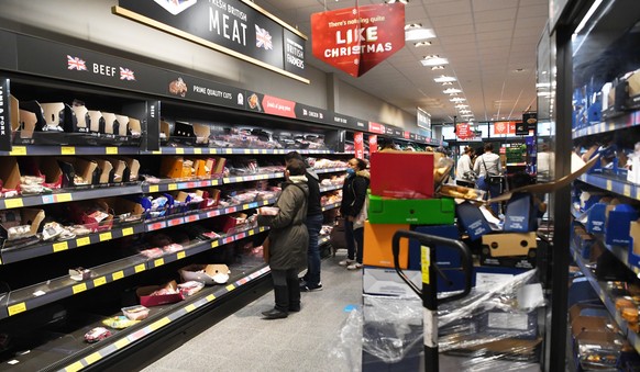 epa08899429 Shoppers in an ALDI supermarket amid concerns over food supply after freight lorries cannot cross by sea or through the Eurotunnel and the Port of Dover has closed to outbound traffic in L ...