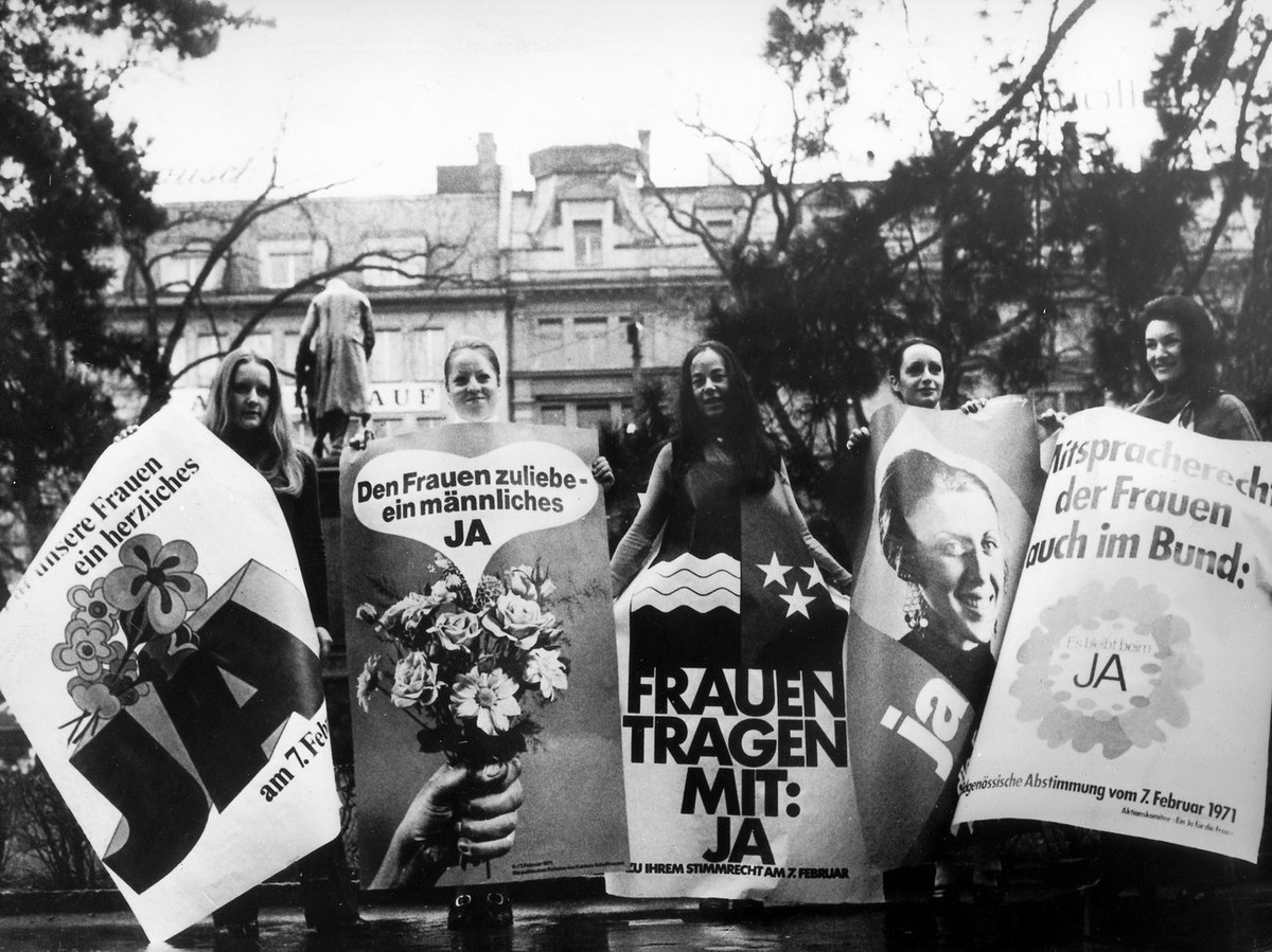 Mit Plakaten werben Frauen des Aktionskomitees "Ein Ja fuer die Frau" am 5. Februar 1971 in der Schweiz fuer das Frauenstimmrecht. Nach jahrzehntelangem Kampf erhielten die Schweizer Frauen  ...
