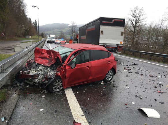 Malters LU, 14. März 2019, 09:00 Uhr: Auf der H 10 kam es zu einer Frontalkollision zwischen einem Personenwagen und einem Sattelmotorfahrzeug. Der Autofahrer erlitt derart schwere Verletzungen, dass  ...
