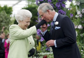 Britain&#039;s Prince Charles kisses the hand of his mother, Queen Elizabeth, during a visit to the Chelsea Flower Show in London in this May 18, 2009 file photo. Queen Elizabeth celebrates her 90th b ...