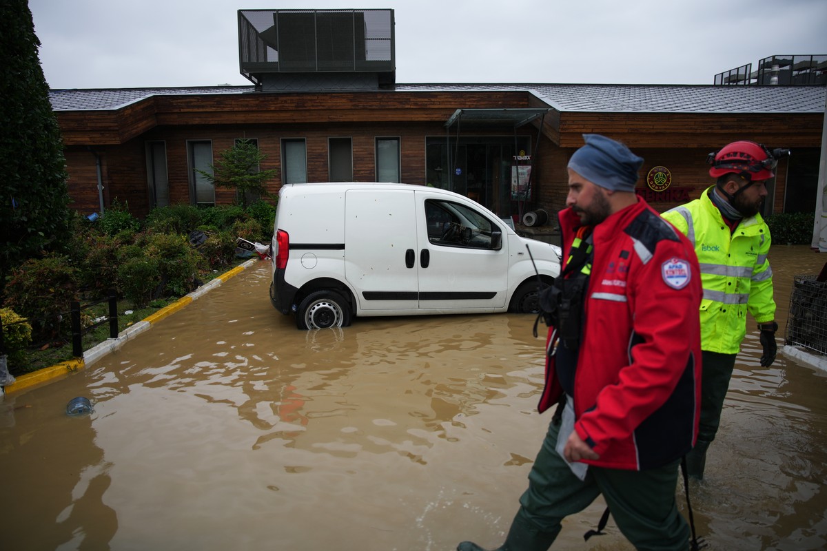 Emergency team members work in the aftermath of floods caused by heavy rains in Istanbul, Turkey, Thursday, Oct. 15, 2026. (AP Photo/Emrah Gurel)
Turkey Severe Weather