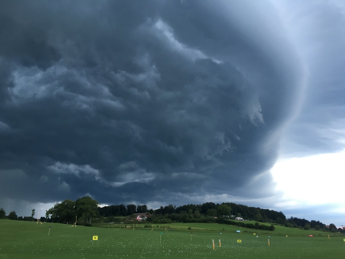 Gewitterzellen ziehen über die Schweiz – in Basel haben sie für ein spektakuläres Wolken-Band über dem Rhein gesorgt
So sah es in der Zentralschweiz aus