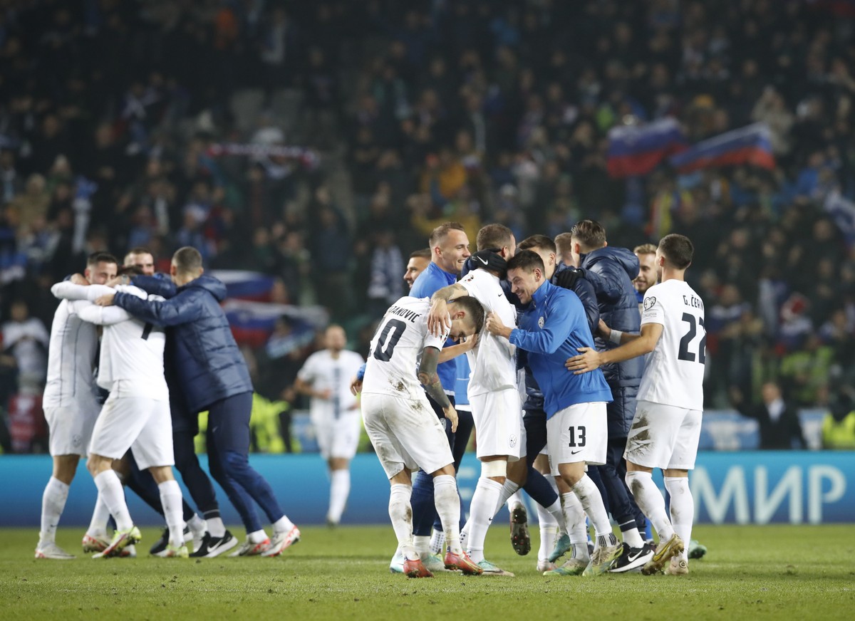 epa10986820 Players of Slovenia celebrate after the UEFA EURO 2024 Group H qualification match between Slovenia and Kazakhstan in Ljubljana, Slovenia, 20 November 2023. EPA/ANTONIO BAT