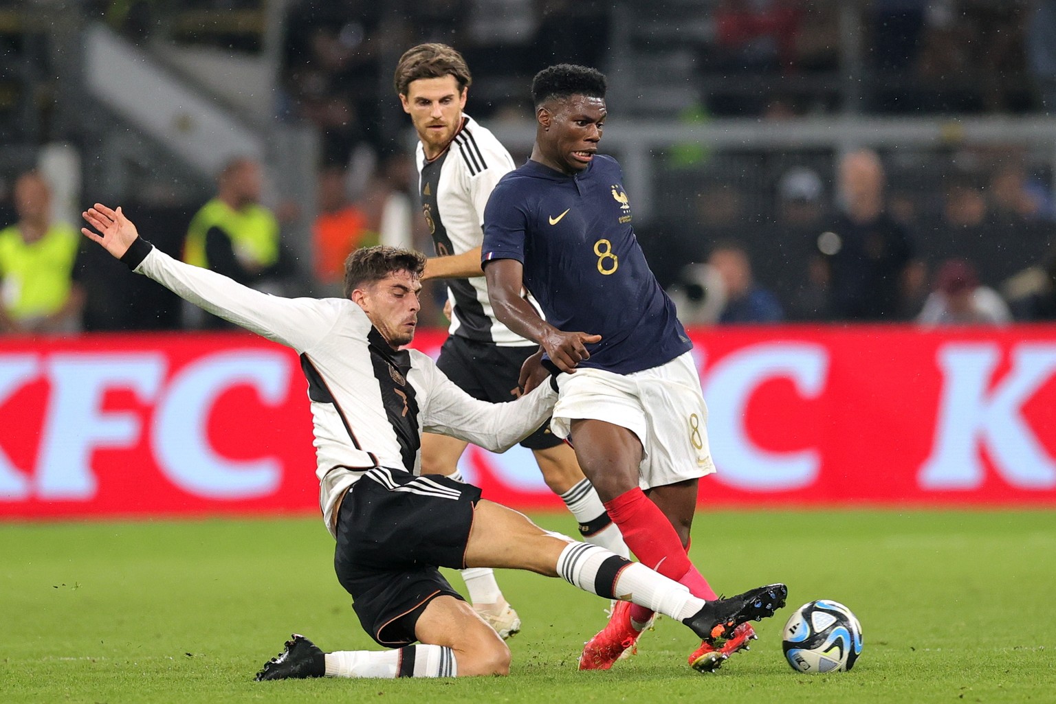 epa10857332 Germany&#039;s Kai Havertz (L) in action against France&#039;s Aurelien Tchouameni (R) during the international friendly soccer match between Germany and France in Dortmund, Germany, 12 Se ...