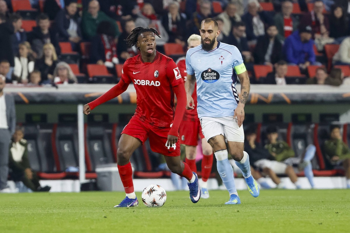 Johan Manzambi SC Freiburg, 44 und Borja Iglesias Celta Vigo, 07 im Laufduell , Deutschland, Fussball, UEFA Europa League, Viertelfinale, 2025/2026, SC Freiburg vs. Celta Vigo, 09.04.2026, Freiburg im ...