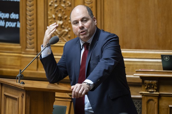 Nationalrat Mauro Tuena, SVP-ZH, stellt eine Frage an der Herbstsession der Eidgenoessischen Raete, am Dienstag, 16. September 2025, in Bern. (KEYSTONE/Peter Schneider)