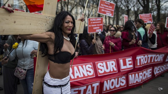 Das horizontale Gewerbe war nicht in Gänze mit dem neuen Gesetz einverstanden. Betroffenen protestierten am 6. Apil in Paris gegen die «Kriminalisierung» ihrer Freier.<br data-editable="remove">