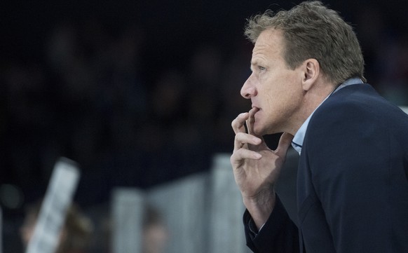 ARCHIV - ZUR ENTLASSUNG DES EHC-BIEL-TRAINERS KEVIN SCHLAEPFER STELLEN WIR IHNEN DIESES ARCHIVBILD ZUR VERFUEGUNG - Cheftrainer Kevin Schlaepfer beim Eishockeyspiel der Nationalleague A ZSC Lions gege ...