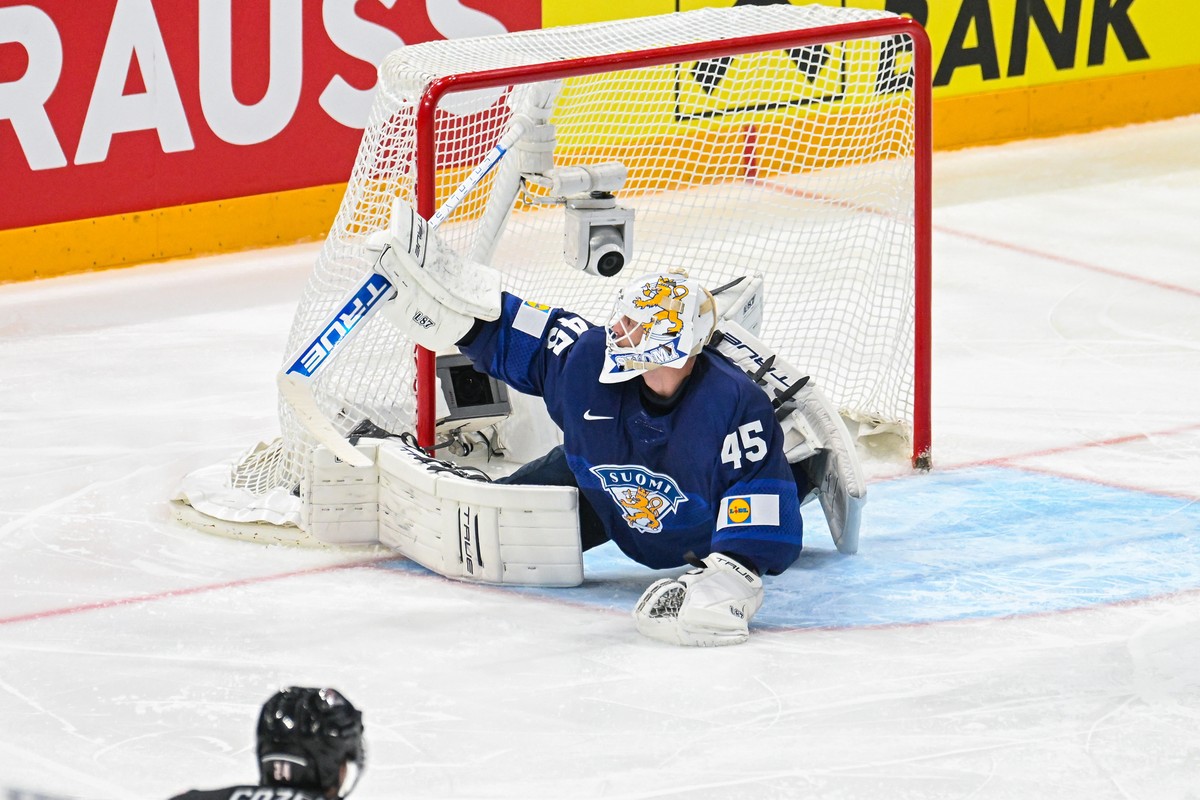 epa09985061 Finland's goalie Jussi Olkinuora in action during the final between Finland and Canada at the IIHF Ice Hockey World Championship 2022 in Tampere, Finland, 29 May 2022. EPA/KIMMO BRAND ...