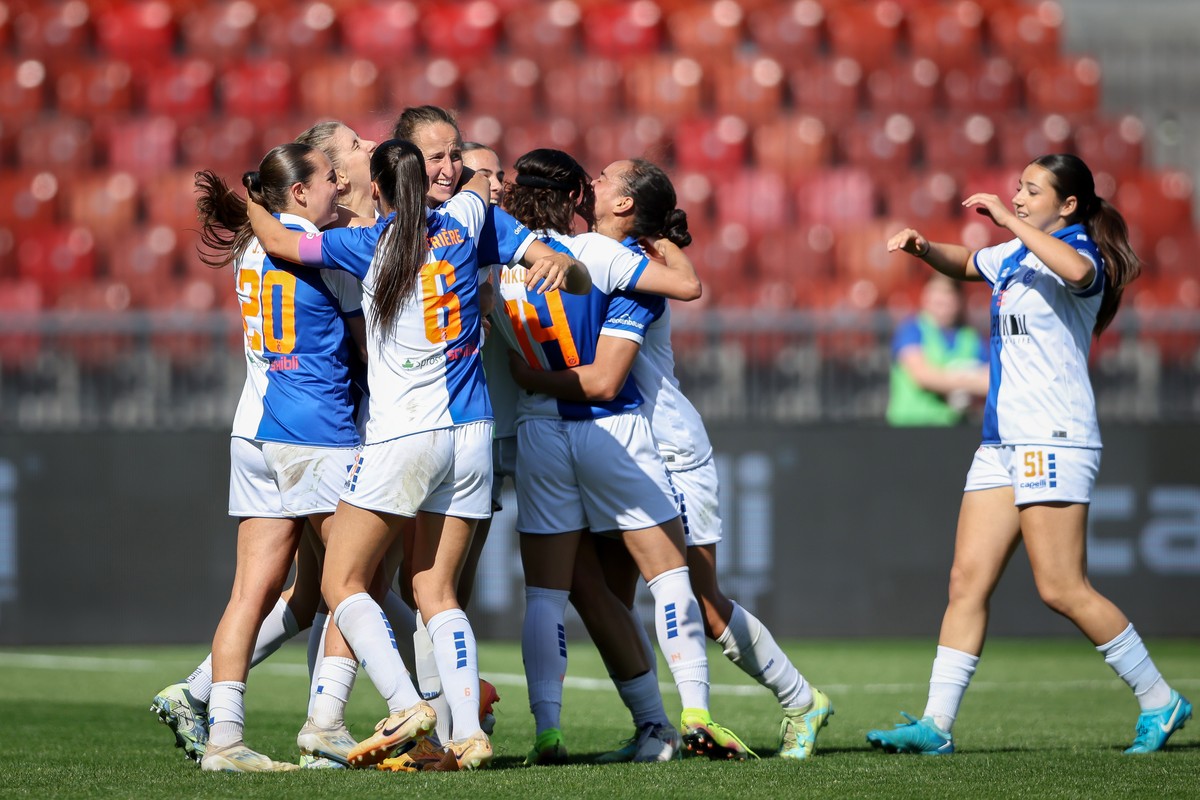 Torjubel GC nach dem 1:0 waehrend dem Hinspiel des Finalspiels der Women?s Super League zwischen dem Grasshopper Club Zuerich und dem BSC Young Boys am Sonntag, 11. Mai 2025, im Stadion Letzigrund in  ...
