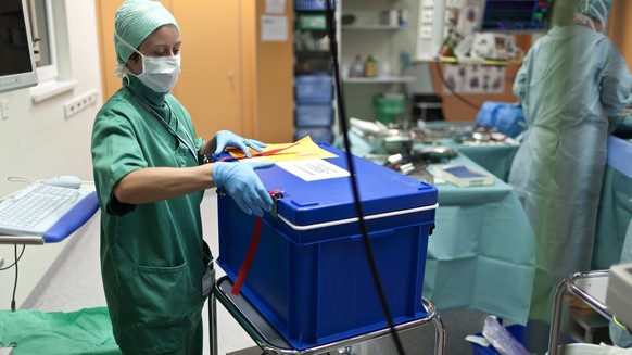 THEMENBILD ZUR ORGANSPENDE-INITIATIVE --- Die Kuehlbox mit dem Spenderherz kommt im Operationssaal des Kinderspitals Zuerich an, aufgenommen am Dezember 2011 in Zuerich. Es ist in der Schweiz die zwei ...