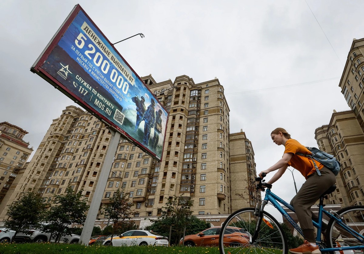 A Moscou, un panneau publicitaire officiel promet 5,2 millions de roubles pour la première année de service militaire. Mais ce sont les intermédiaires privés qui sont vraiment efficaces.