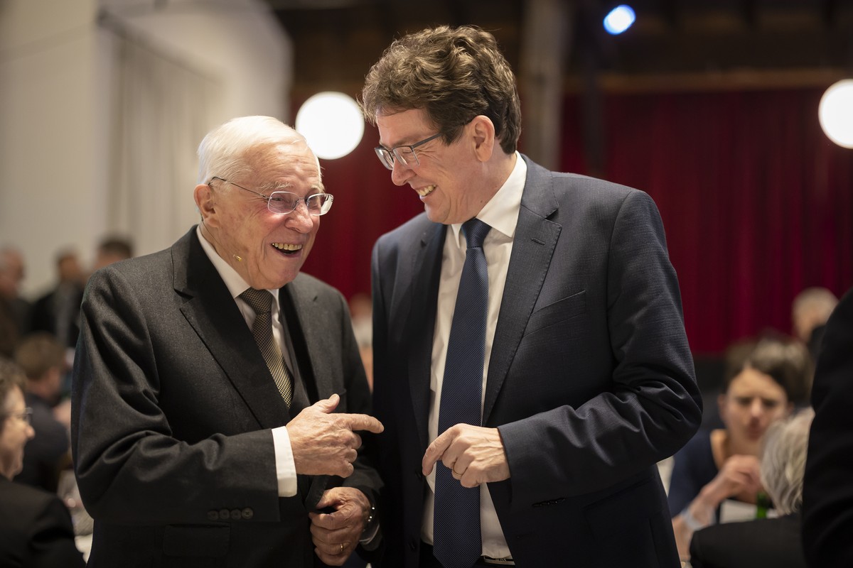 Alt Bundesrat Christoph Blocher, links, begruesst Bundesrat Albert Roesti zur Albisguetli-Tagung der SVP, am Freitag, 20. Januar 2023 in Zuerich. (KEYSTONE/Michael Buholzer)