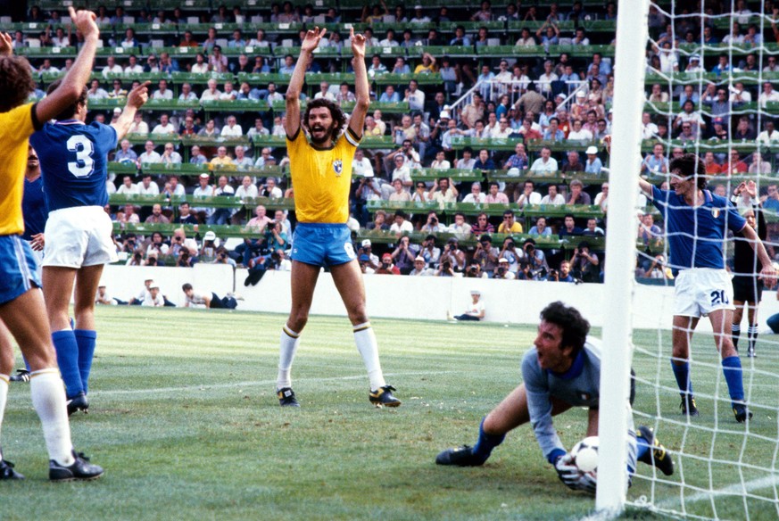 Onderwerp/Subject: Italy - Brazil 3-2 World Cup 1982 Reklame: Club/Team/Country: Italy Brazil Seizoen/Season: 1981/1982 1982/1983 FOTO/PHOTO: Brazil s Arthur Coimbra ZICO L and SOCRATES de Oliveira C  ...