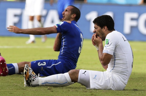 epa04779697 (FILE) A file picture dated 24 June 2014 of Italy&#039;s Giorgio Chiellini (L) claiming he was bitten by Uruguay&#039;s Luis Suarez (R) during the FIFA World Cup 2014 group D preliminary r ...