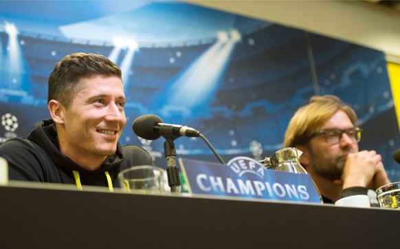 epa04158267 Dortmund&#039;s striker Robert Lewandowski (L) and head coach Juergen Klopp hold a press conference in Dortmund, Germany, 07 April 2014. Borussia Dortmund will face Spanish club Real Madri ...