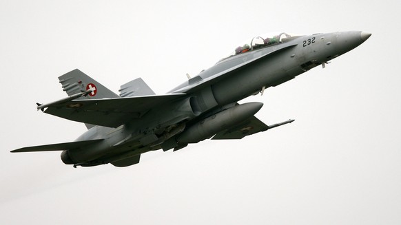 ARCHIV --- Eine zweisitzige FA 18 der Schweizer Luftwaffe startet am Dienstag, 14. Oktober 2008 auf dem Flugplatz Emmen. Ein F/A-18-Kampfjet der Schweizer Luftwaffe ist am Mittwoch, 14. Oktober 2015 i ...