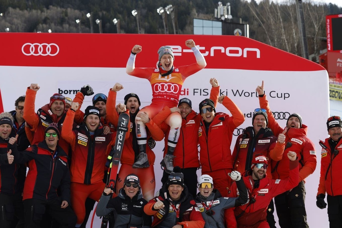 En plus d'être un skieur exceptionnel, Marco Odermatt (porté en triomphe à Bormio vendredi) est un coéquipier exemplaire.