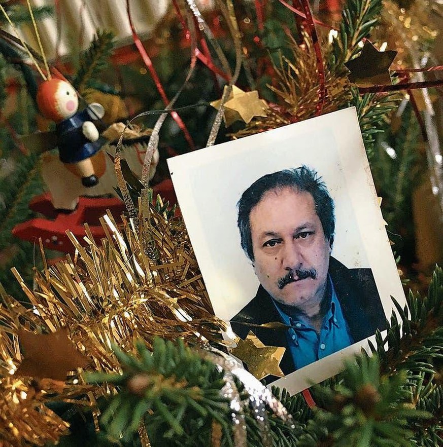 Passfoto von Fortunato Maesano im Weihnachtsbaum seiner Familie, als er im Gefängnis sass.