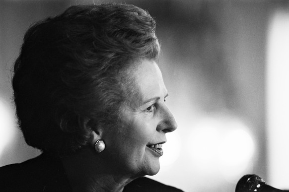 British Prime Minister Margaret Thatcher arrived in Berne, Switzerland, on September 20, 1990, for an official two-day visit, where she gave a talk at the Von Wattenwyl House. (KEYSTONE/Karl-Heinz Hug ...