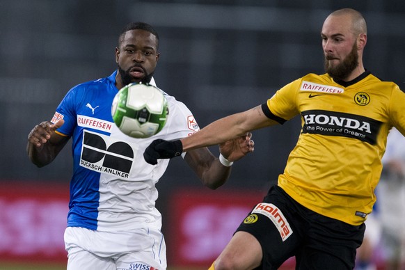 Grasshopper Club Zuerich Stuermer Ridge Munsy, links, gegen BSC Young Boys Bern Verteidiger Jan Lecjaks im Rueckrunden Fussball Meisterschaftsspiel der Super League zwischen dem Grasshopper Club Zueri ...