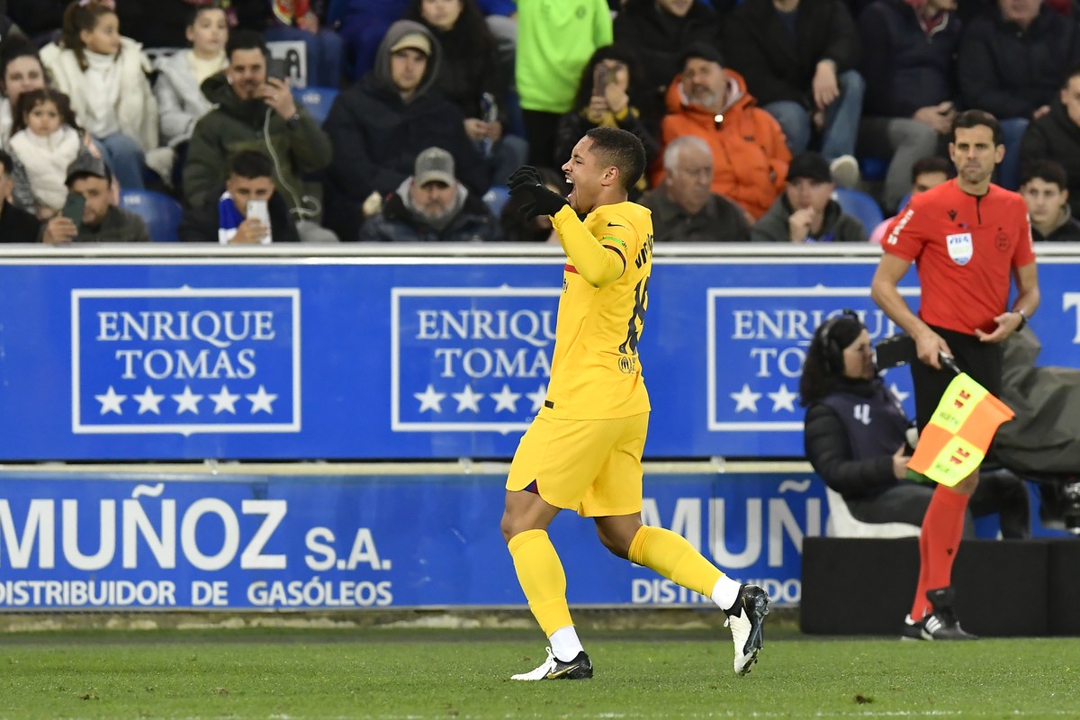 Barcelona's Vitor Roque celebrates after scoring his side's third goal during the La Liga soccer match between Deportivo Alaves and FC Barcelona at the Medizorrosa stadium in Vitoria, Spain, ...