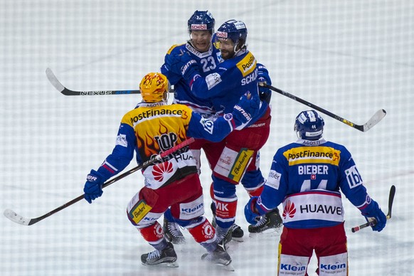 EHC Kloten Stuermer Roman Schlagenhauf, Mitte rechts, feiert seinen Treffer zum 2-1 mit Tommi Santala (#23), Matthias Bieber, rechts, und Vincent Praplan, gelber Helm, im zweiten Eishockey Spiel des P ...