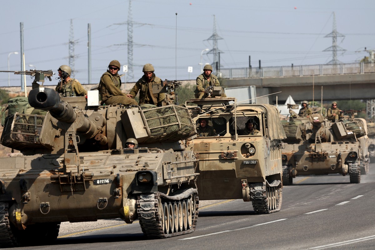 epaselect epa10955805 An Israeli artillery unit moves toward the border with the Gaza Strip, southern Israel, 03 November 2023. More than 9,000 Palestinians and at least 1,400 Israelis have been kille ...