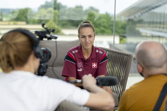Die Schweizer Fussballerin Lia Waelti waehrend einer Medienrunde, anlaesslich eines Mediaday vor dem Start der 2. EM-Vorbereitungswoche der Schweizer Frauen Fussball Nationalmannschaft , am Montag, 16 ...