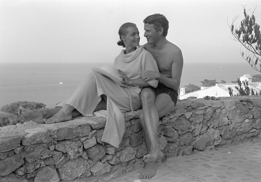 ARCHIVFOTO: Vor 40 Jahren, am 29. Mai 1982, starb die Schauspielerin Romy SCHNEIDER, Romy Schneider mit Ehemann Harry MEYEN. Schwarzweissbild 19.05.2002 *** ARCHIVE PHOTO 40 years ago, on May 29, 1982 ...