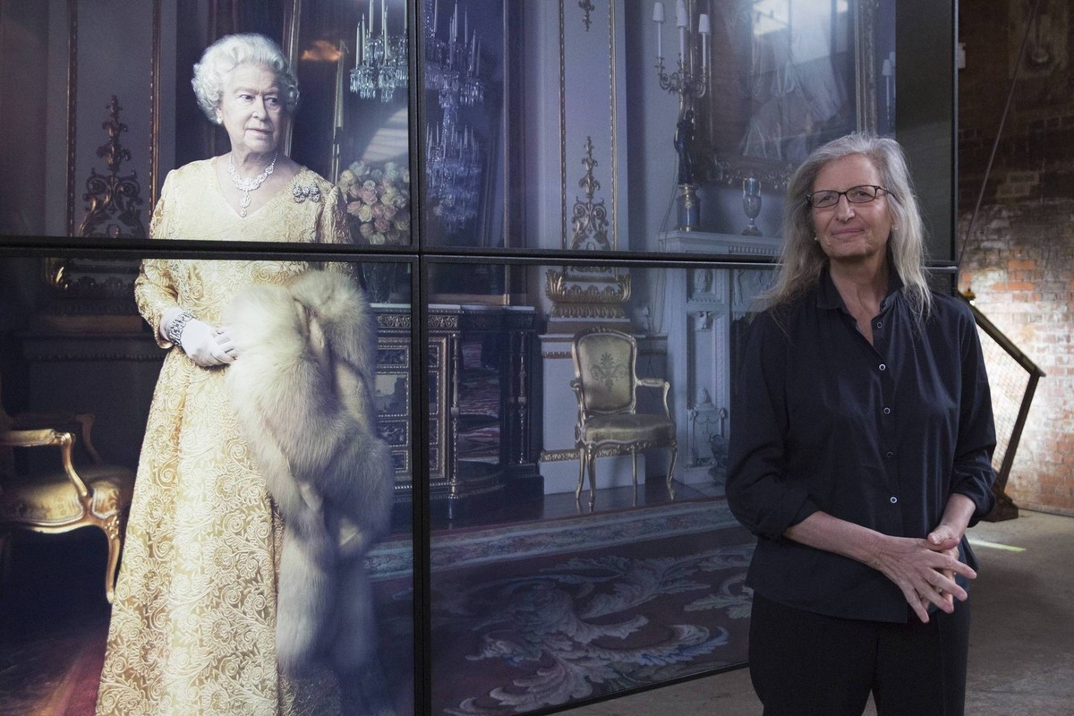 London, UK. 13 January 2016. American photographer Annie Leibovitz poses in front of her photo of Queen Elizabeth II. WOMEN: New Portraits, a global tour of new photographs by Annie Leibovitz launches ...