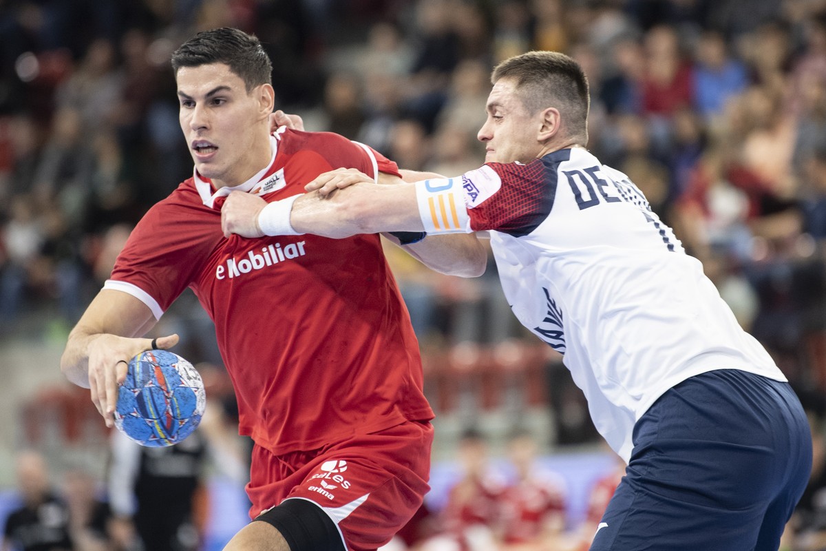 Switzerland's Luka Maros, left, in action against Ukraine's Zakhar Denysov, right, during the Yellow Cup Handball game between Switzerland and Ukraine in Switzerland, Winterthur, Friday 03 J ...