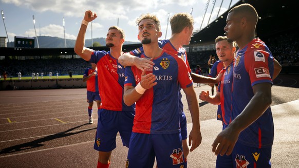 FC Basels Andi Zeqiri, Mitte, jubelt mit Teamkollegen nach seinem Tor im Fussball Meisterschaftsspiel der Super League zwischen dem FC Zuerich und dem FC Basel, am Sonntag, 28. August 2022 im Letzigru ...