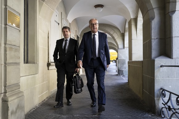 Bundesratssprecher Andre Simonazzi, links, und Bundesrat Guy Parmelin, rechts, auf dem Weg zu den Von-Wattenwyl-Gespraechen, am Freitag, 1. September 2023 in Bern. Im Vorfeld der Sessionen der Eidgeno ...