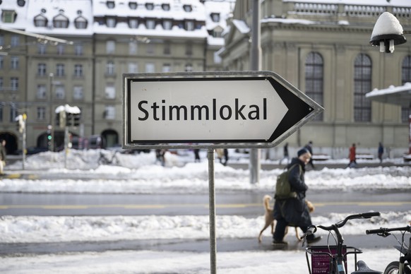 Ein Wegweiser weist den Weg zum Stimmlokal in der Stadt Bern, am Sonntag, 24. November 2024, in Bern. Das Schweizer Stimmvolk stimmt ueber vier Vorlagen ab. (KEYSTONE/Anthony Anex).