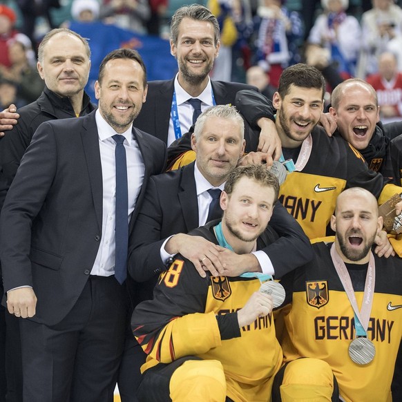 die deutsche Mannschaft posiert mit den Medaillen, in der Mitte Bundestrainer Marco STURM, GER, Teamfoto, Mannschaftsfoto, 2. Platz, Silber, Silbermedaille, Silbermedaillengewinner, Siegerehrung, Meda ...